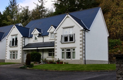 Invergarry Apartment | Idyllic Pine View: Riverfront Retreat with Family-Friendly Amenities