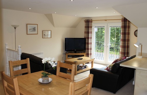 Invergarry Apartment | Idyllic Pine View: Riverfront Retreat with Family-Friendly Amenities