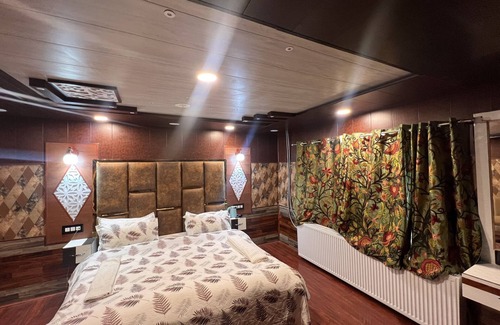 Srinagar Hotel | Relaxing Pine View Resort - Family-Friendly Amenities Await