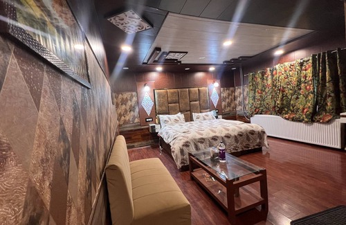 Srinagar Hotel | Relaxing Pine View Resort - Family-Friendly Amenities Await
