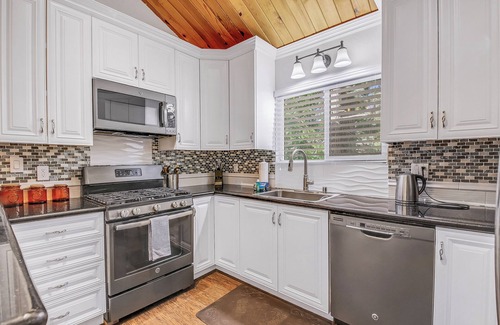 Twin Peaks House | Unmatched Comfort at Pine View - Game Room & Decks Await!