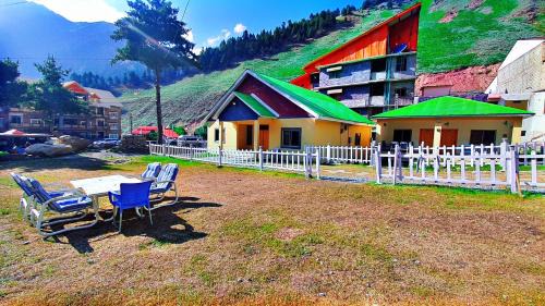 Kohistan Resort | Relax at Pine Villa By Green Oaks Cottages with Breakfast