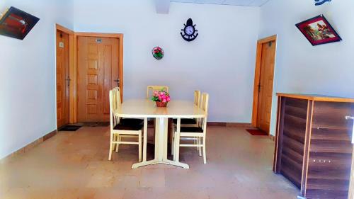 Kohistan Resort | Relax at Pine Villa By Green Oaks Cottages with Breakfast
