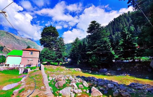 Kohistan Resort | Relax at Pine Villa By Green Oaks Cottages with Breakfast