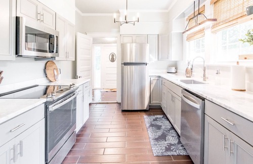 Florence House | Historic Pineapple House: Walk Downtown and Enjoy Ocean Views