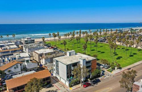 South Mission Beach House | Family-Friendly Pineapple Paradise by Mission Beach