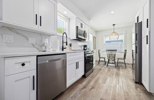 Ilexhurst House | Beachside Retreat: Pet-Friendly with Ocean Views & Spa!