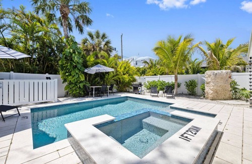 Ilexhurst House | Beachside Retreat: Pet-Friendly with Ocean Views & Spa!