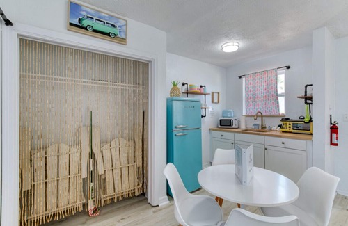 Bridgeport Heights Hotel | Experience Pineapple Shores Retro Inn with Oceanfront Bliss
