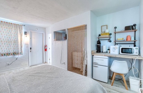 Bridgeport Heights Hotel | Relax at Pineapple Shores Retro Motel with Oceanfront Views