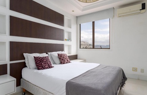Barra da Tijuca Apartment | Beachside Getaway: Pineapples LC2207 with Pool & Ocean View