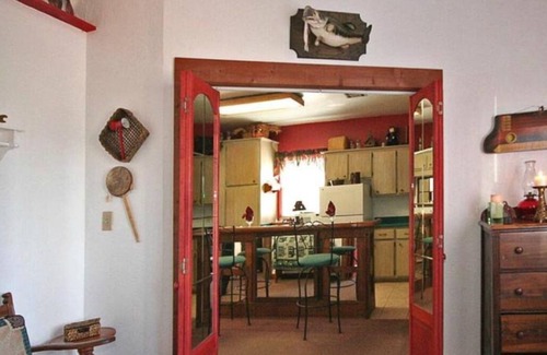 Norman Bed & Breakfast | Cozy Pinecone Cottage at Whispering Pines Inn - Pet Friendly