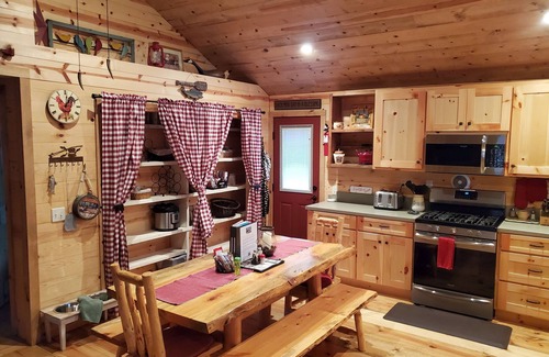 La Pine Cabin | Pet-Friendly Pinecone Cabin with Hot Tub and Scenic Trails