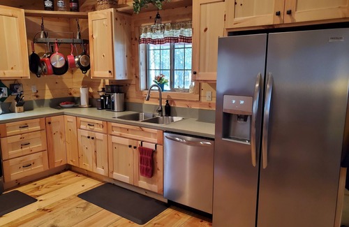 La Pine Cabin | Pet-Friendly Pinecone Cabin with Hot Tub and Scenic Trails