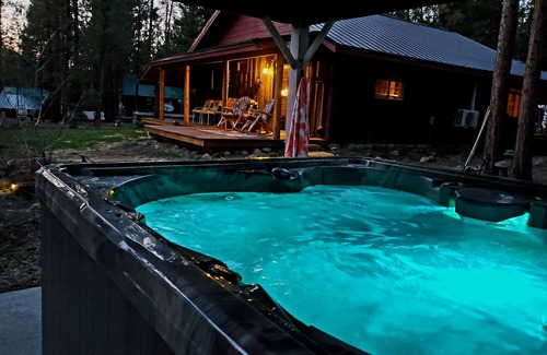 La Pine Cabin | Pet-Friendly Pinecone Cabin with Hot Tub and Scenic Trails