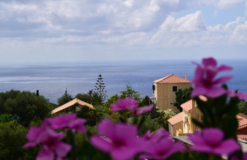 Manganos Condo | Pinecone Cozy Apartment with Hot Tub and Ocean Views