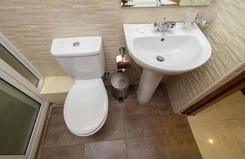Kisumu Hotel | Invite Comfort at Pinecone Hotel with Pool & Restaurant