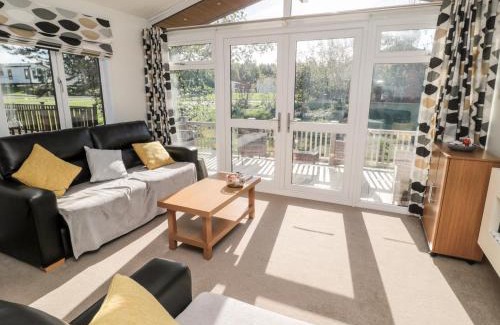 Morpeth House | Explore Pinecone Lodge - No 9: Pet & Child Friendly Retreat