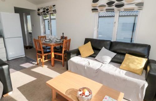 Morpeth House | Explore Pinecone Lodge - No 9: Pet & Child Friendly Retreat