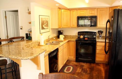 Warrior's Mark House | Family-Friendly Pinecreek #I with Private Hot Tub & Shuttle