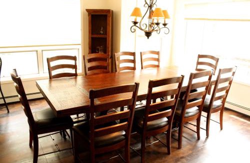 Warrior's Mark House | Family-Friendly Pinecreek #I with Private Hot Tub & Shuttle