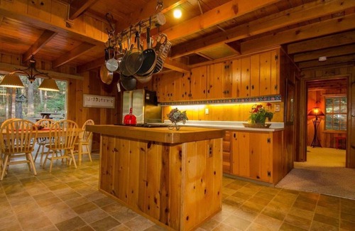 Mi-Wuk Village Cabin | Charming Pinecrest Area Cabin with Spa & Breakfast Included