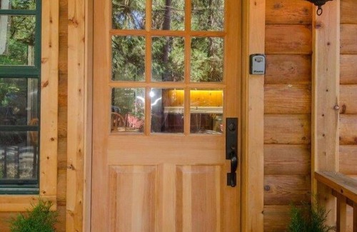 Mi-Wuk Village Cabin | Charming Pinecrest Area Cabin with Spa & Breakfast Included