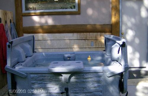 McCall House | Cozy Pinedale Cabin with Hot Tub & Pet-Friendly Amenities