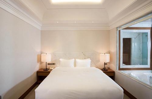 Jangyu-myeon Hotel | Inviting Pinegrove Hotel: Family-Friendly with Hot Tub