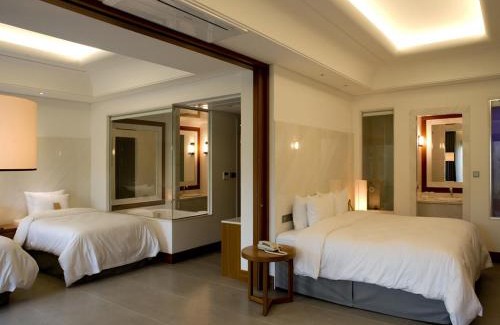 Jangyu-myeon Hotel | Inviting Pinegrove Hotel: Family-Friendly with Hot Tub