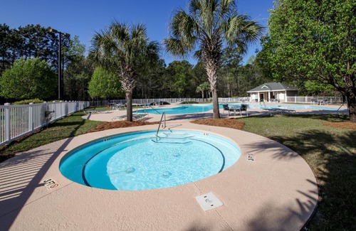 Pawleys Island Apartment | Top-Rated Pinehurst Condos with Pool & Hot Tub Access