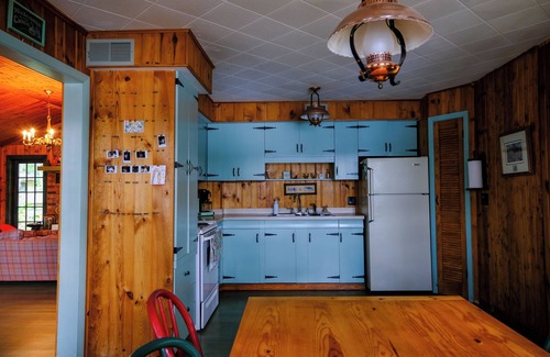 Remer Cabin | Pinepoint Retreat with Lakeside Sauna