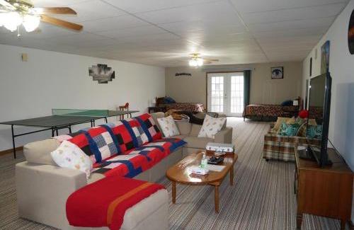 Kerr House | PineRidge Country Retreat with In ground Pool and Hot Tub
