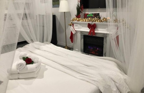 Port Franks Bed & Breakfast | Experience the Pinery Bijou Suite with Ocean View & Hot Tub