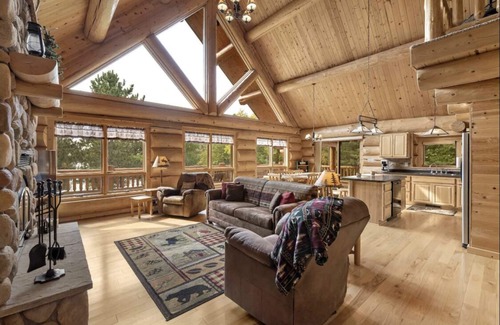Nevis House | Experience Pines and Birches Lodge with Breathtaking Views