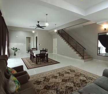 Putrajaya House | Delightful Pinevalley Homestay in Putrajaya with Hot Tub