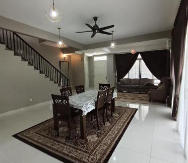 Putrajaya House | Delightful Pinevalley Homestay in Putrajaya with Hot Tub
