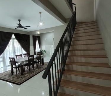 Putrajaya House | Delightful Pinevalley Homestay in Putrajaya with Hot Tub