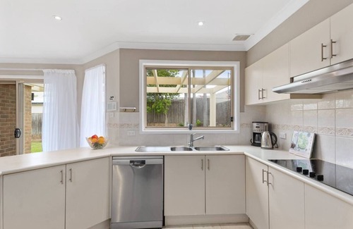Shell Cove House | Pineview Escape: Ideal Stay with Family-Friendly Amenities