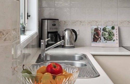 Shell Cove House | Pineview Escape: Ideal Stay with Family-Friendly Amenities