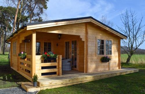Dunfermline House | Pet-Friendly Pinewood Cabin with Hot Tub & 9.5/10 Rating
