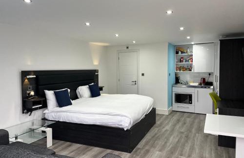 Iver House | Cozy Pinewood Guest House with Child-Friendly Amenities