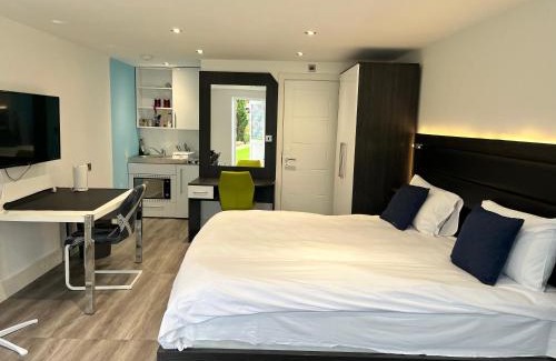 Iver House | Cozy Pinewood Guest House with Child-Friendly Amenities