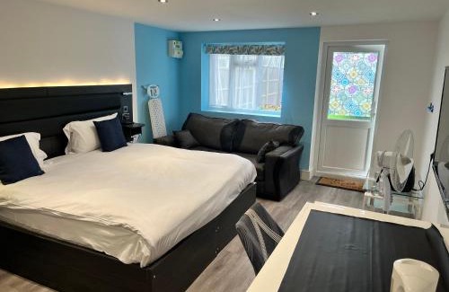 Iver House | Cozy Pinewood Guest House with Child-Friendly Amenities