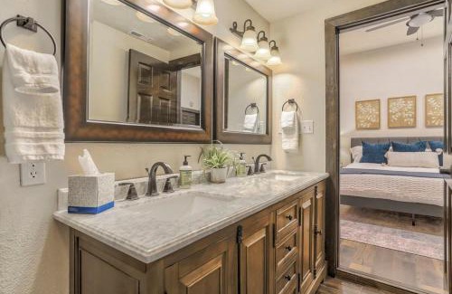Colorado Springs Hotel | Pinewood Treehouse King Suite Scenic Worksation