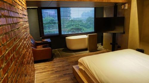 Kaohsiung City Centre Bed & Breakfast | Exceptional PinHouse: Wheelchair Accessible with Kitchen