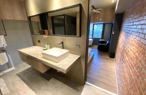 Kaohsiung City Centre Bed & Breakfast | Exceptional PinHouse: Wheelchair Accessible with Kitchen