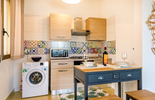 Torre Lapillo Villa | Pink Cottage: Cozy Studio with Pool & Garden Oasis