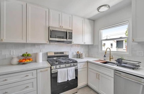 Livermore House | Pink Door in Livermore: Queen Bed Near Downtown Attractions