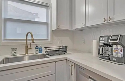 Livermore House | Inviting Pink Door Retreat with Private Backyard near Downtown